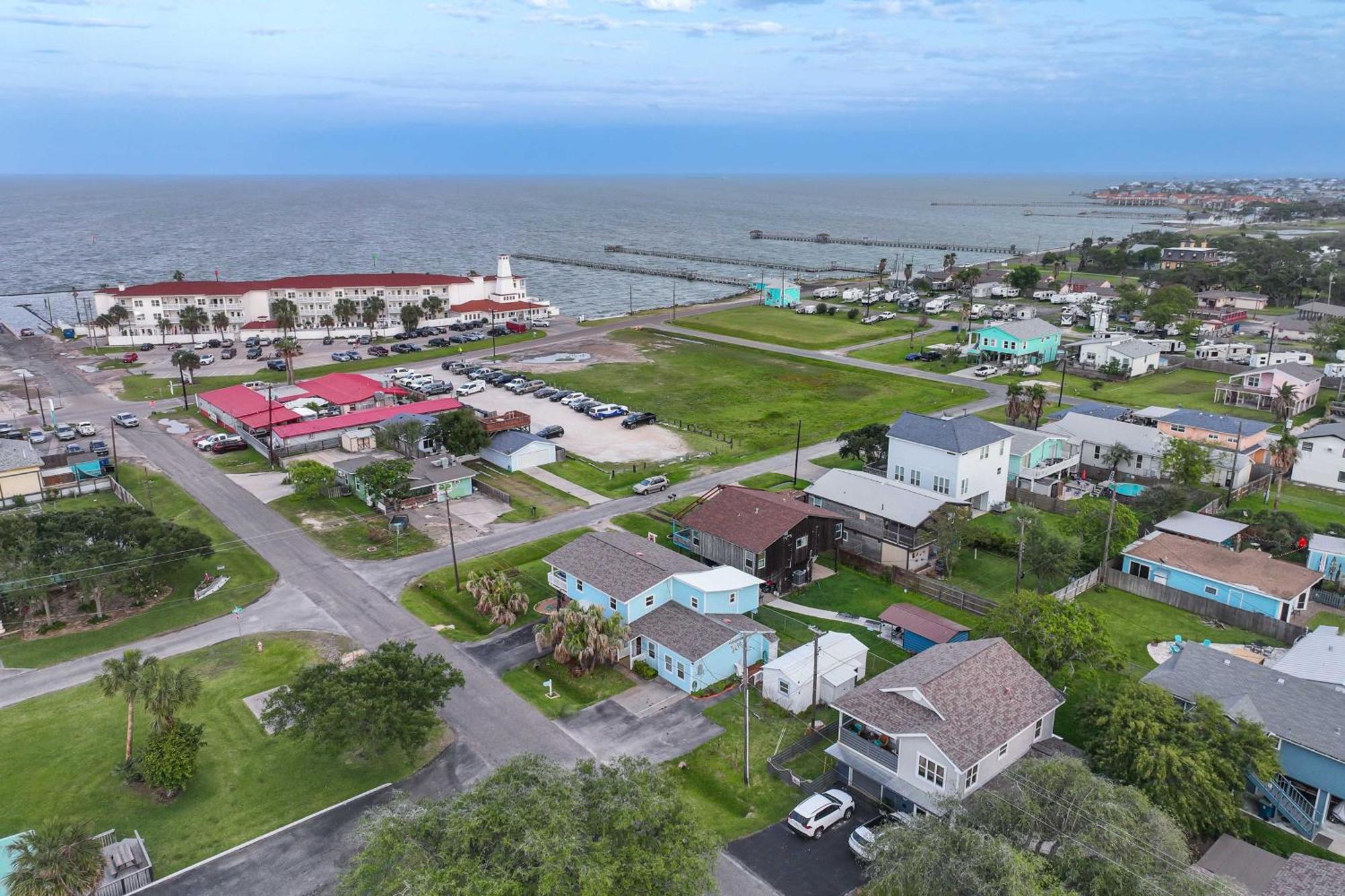 Beautiful Rockport Townhome - Walk To Aransas Bay! Exterior photo